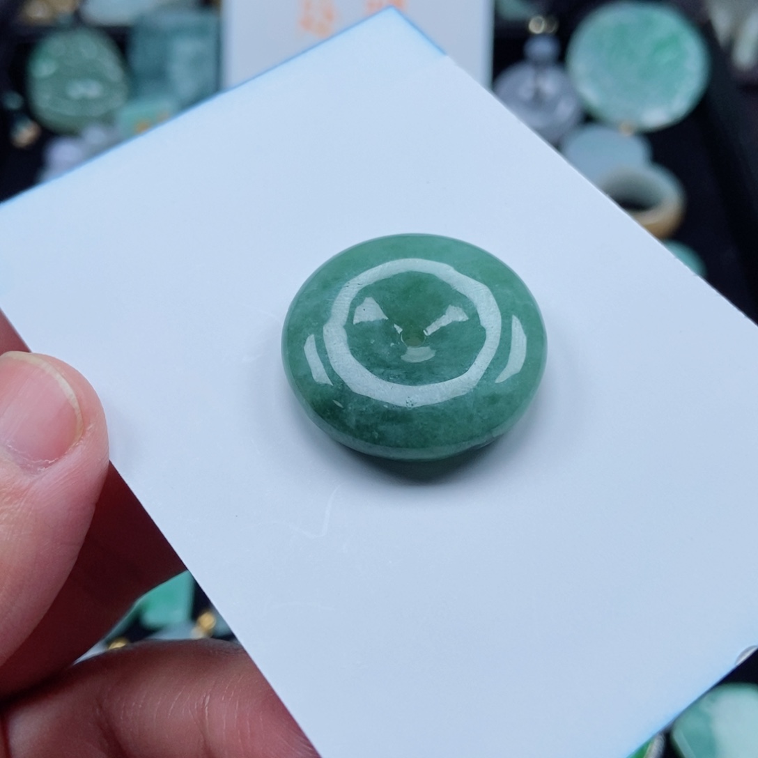 翡翠颈饰未镶嵌何***。