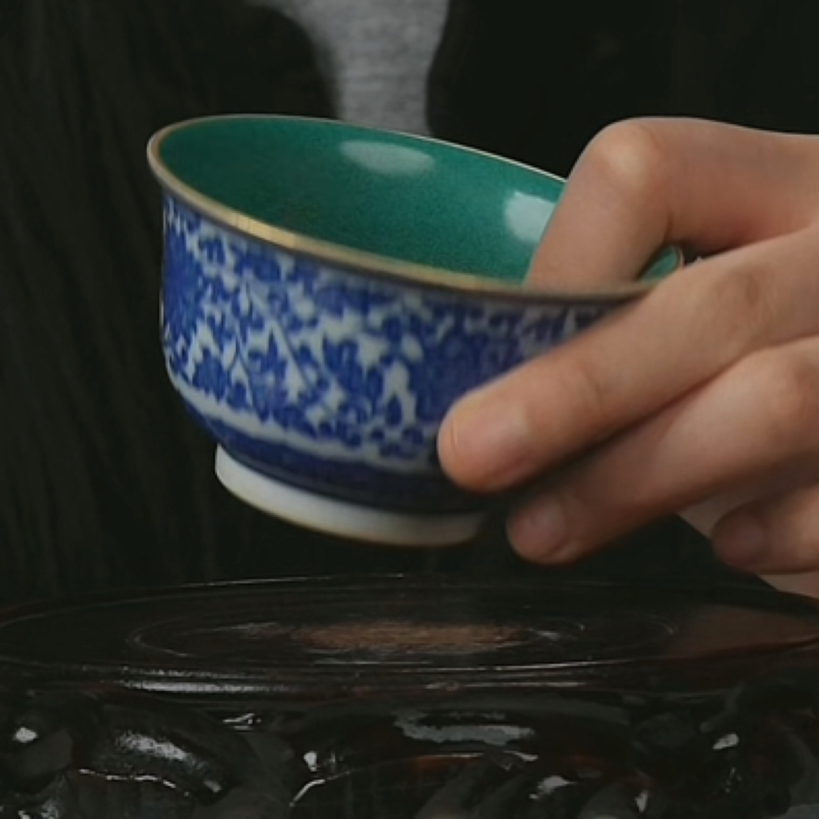 M内松石绿釉外青花缠枝花卉纹杯