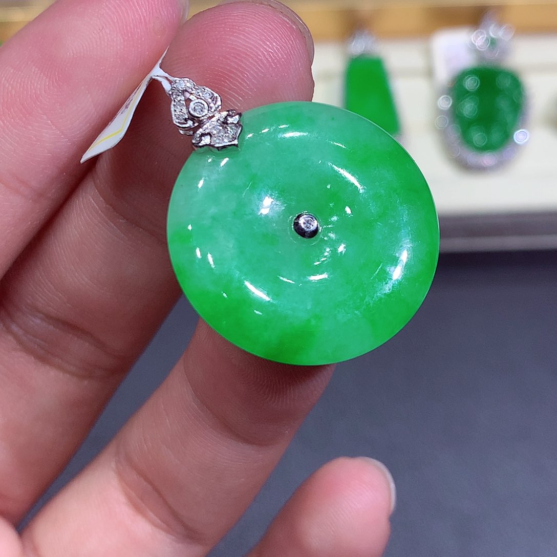 翡翠吊坠(不含链)18K金镶嵌