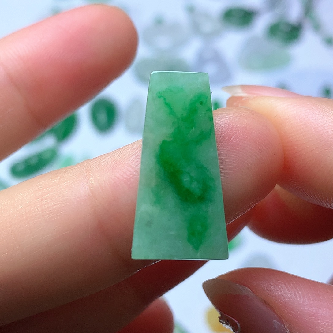 翡翠未镶嵌颈饰无事