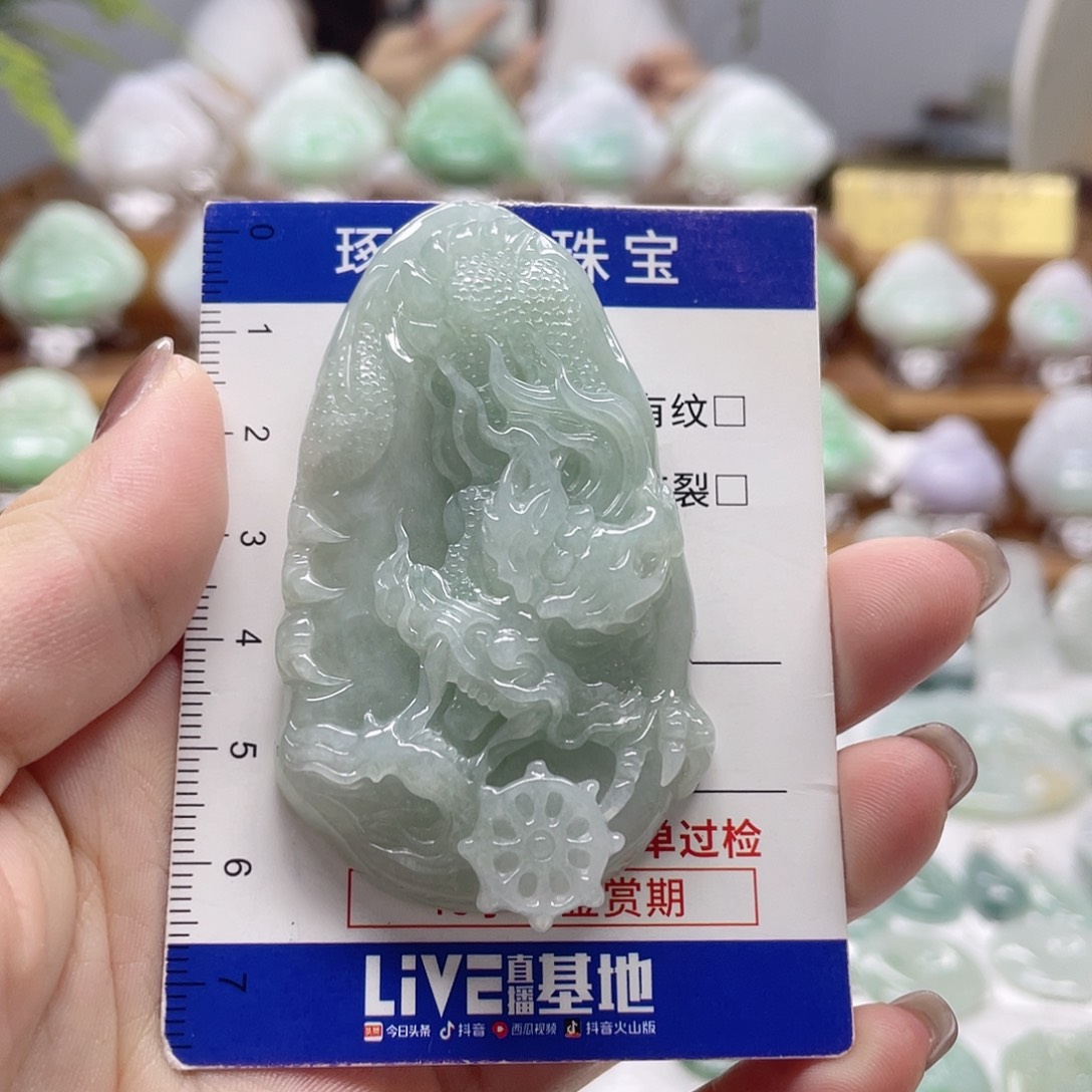颈饰未镶嵌翡翠龙牌