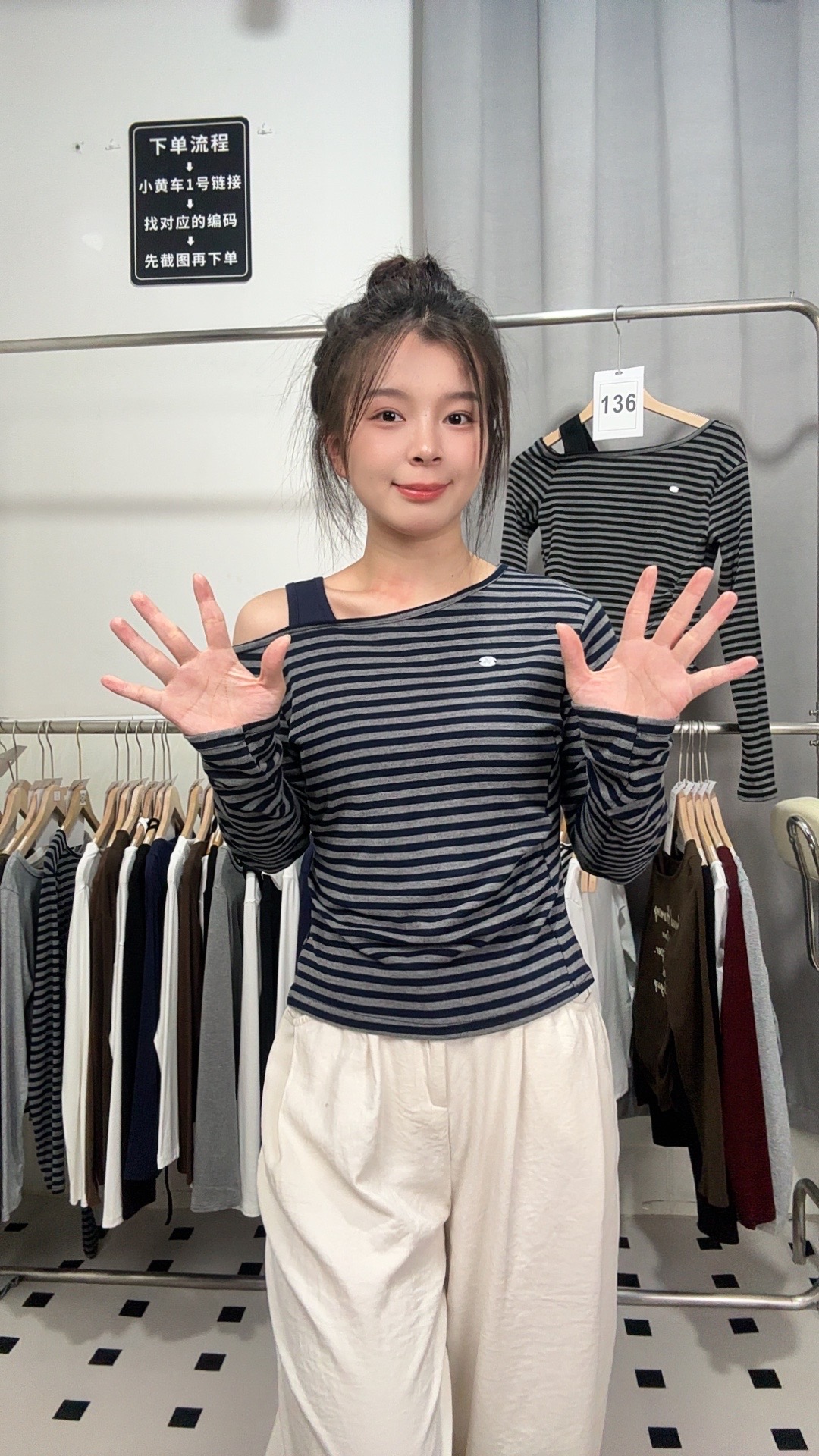 条纹斜肩长袖T恤女早秋季新款辣妹修身显瘦不规则设计感打底上衣