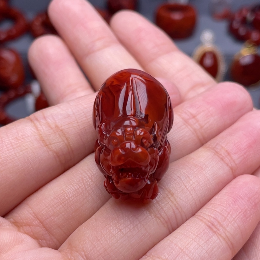 南红玛瑙未镶嵌珠宝奇石貔貅吊坠