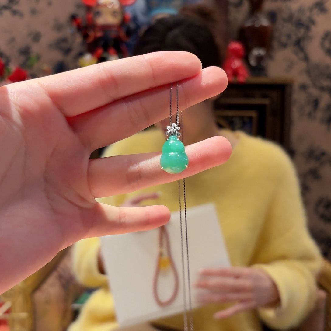翡翠吊坠(赠链)18K金镶嵌