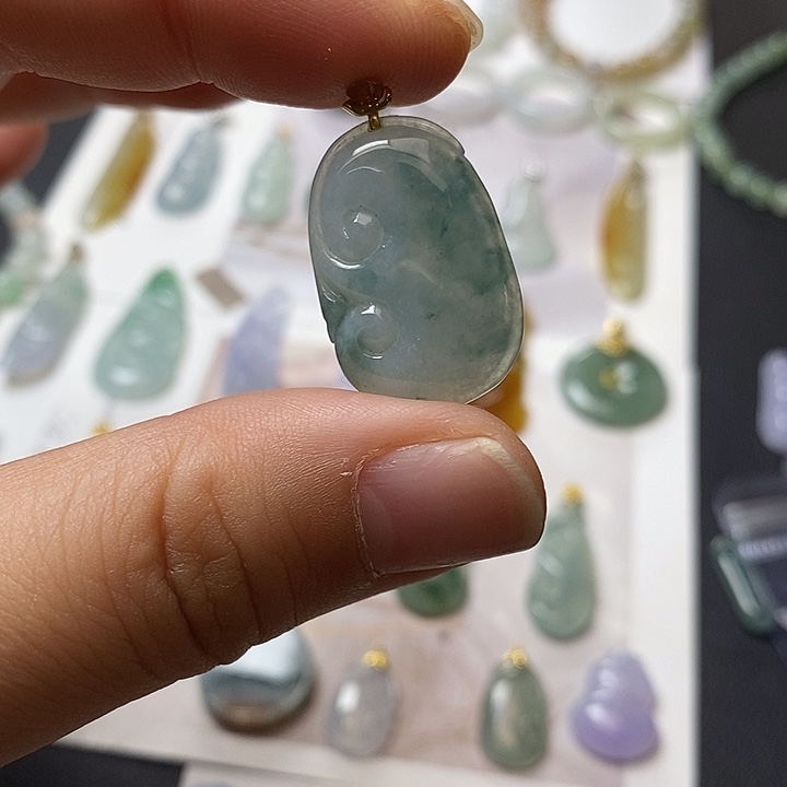 翡翠18K金镶嵌颈饰飘花如意