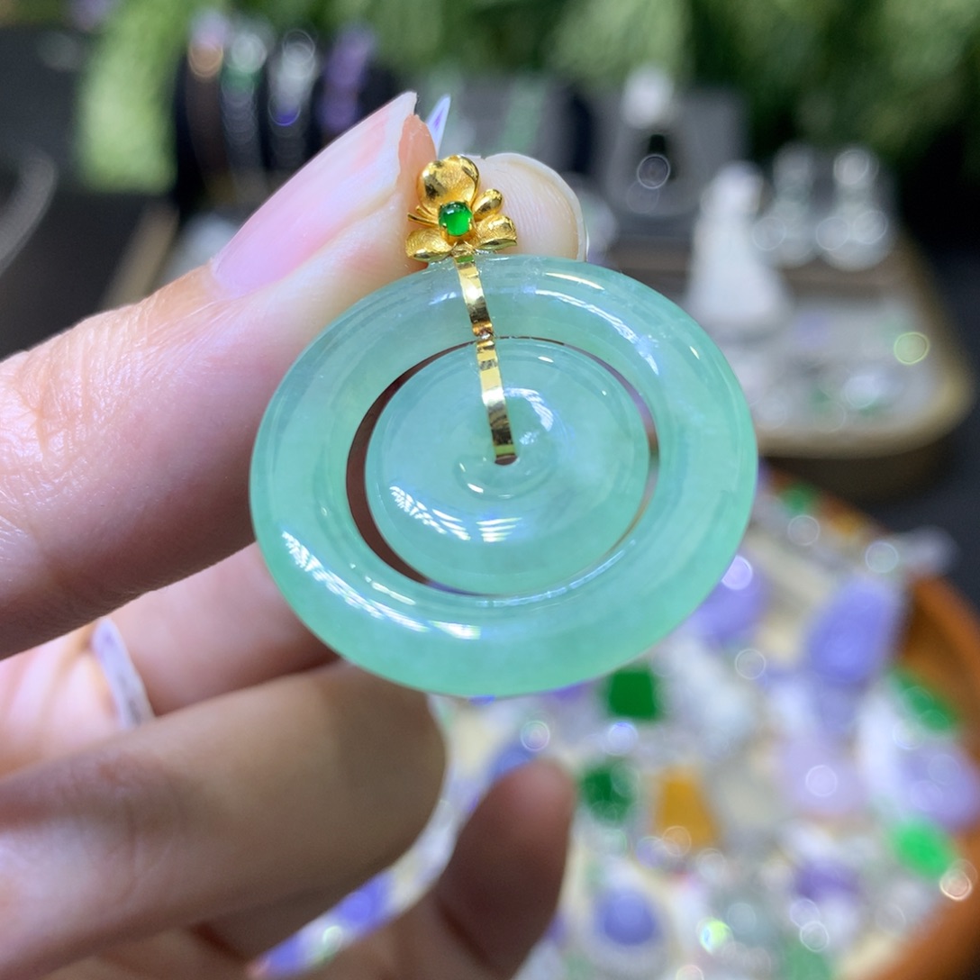 颈饰18K金镶嵌翡翠