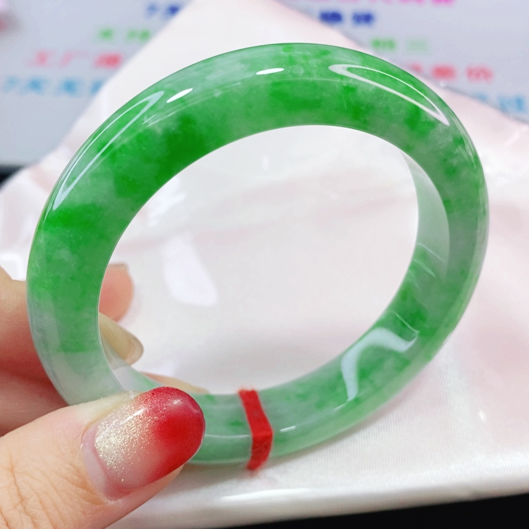 未镶嵌手镯翡翠56圈阳绿