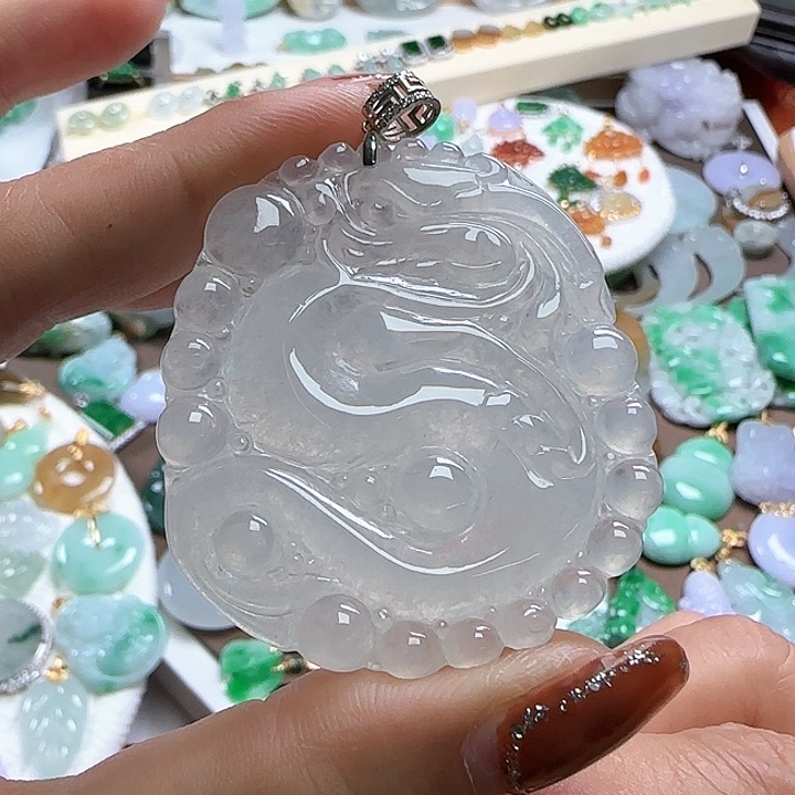 翡翠颈饰未镶嵌白冰泡泡龙