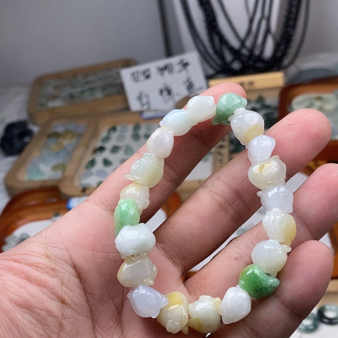 翡翠颈饰未镶嵌小猪手串