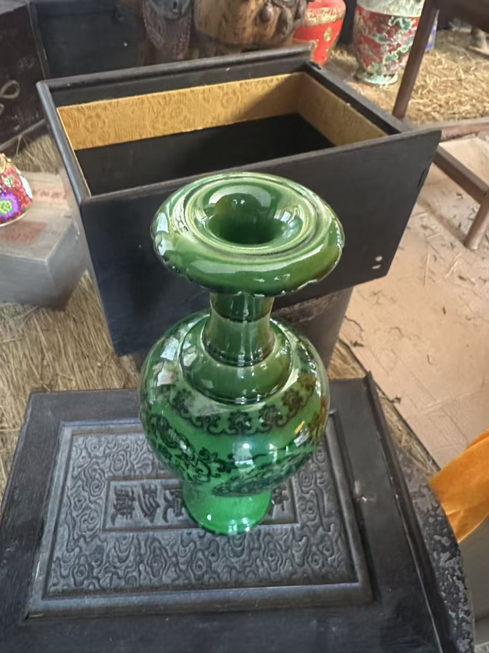 景德镇长颈绿釉瓶