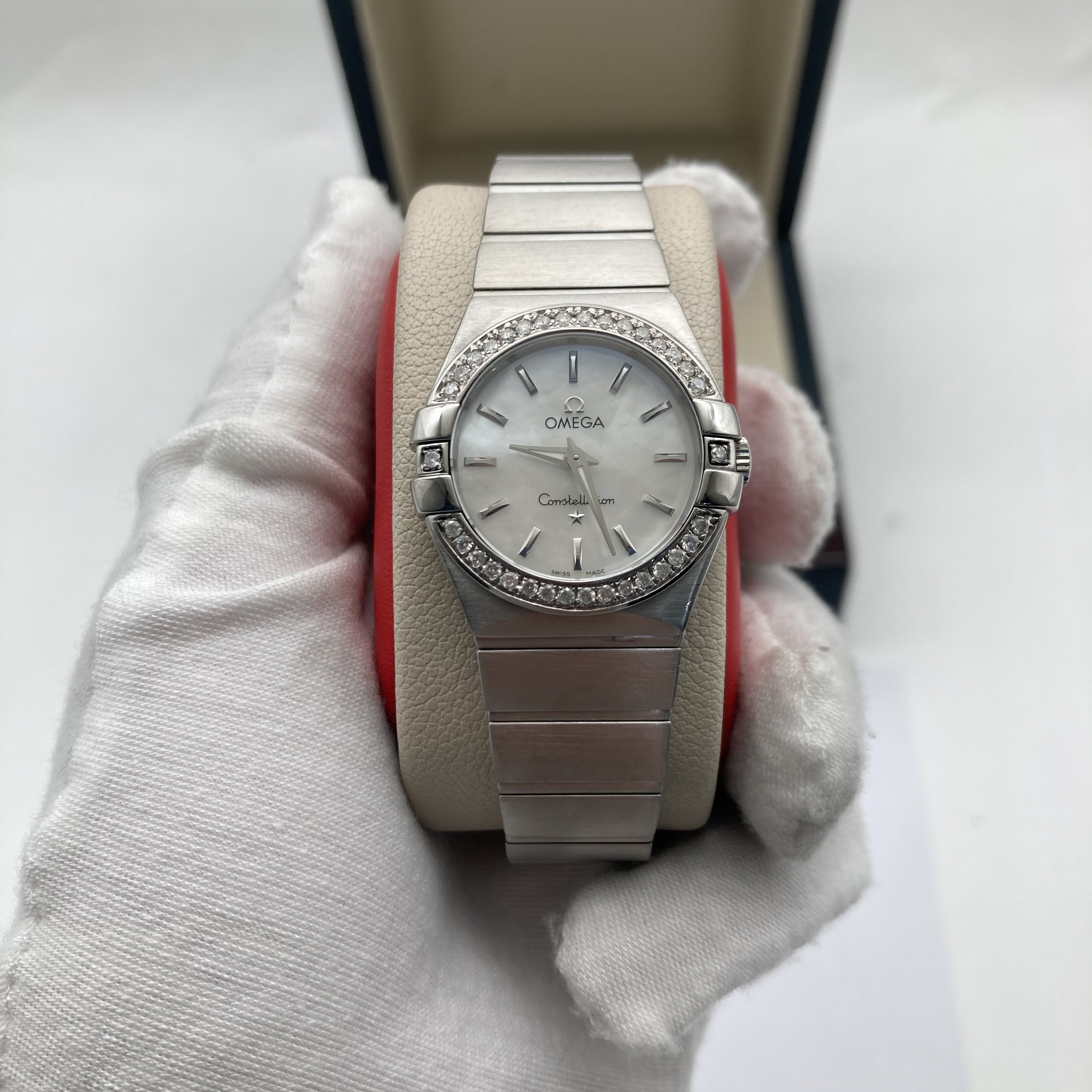 95新 Omega/欧米茄 27mm 欧米茄 星座贝母盘 后镶钻石英女士腕表