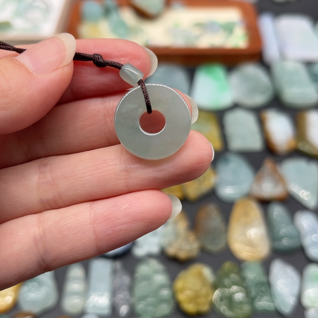 翡翠未镶嵌颈饰甜甜圈