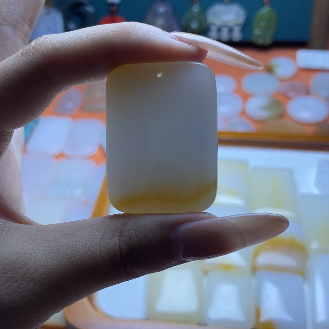 石英质玉（金丝玉）未镶嵌颈饰