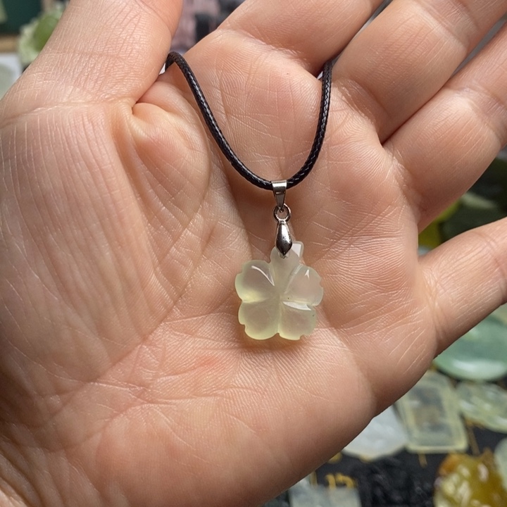 蛇纹石玉颈饰合金