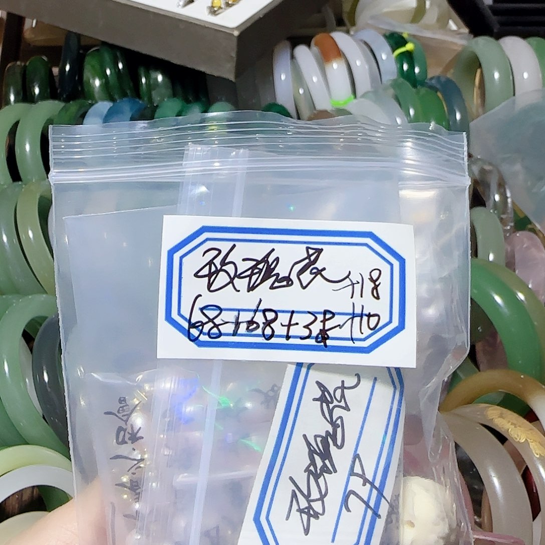 玫***花和田玉未镶嵌颈饰