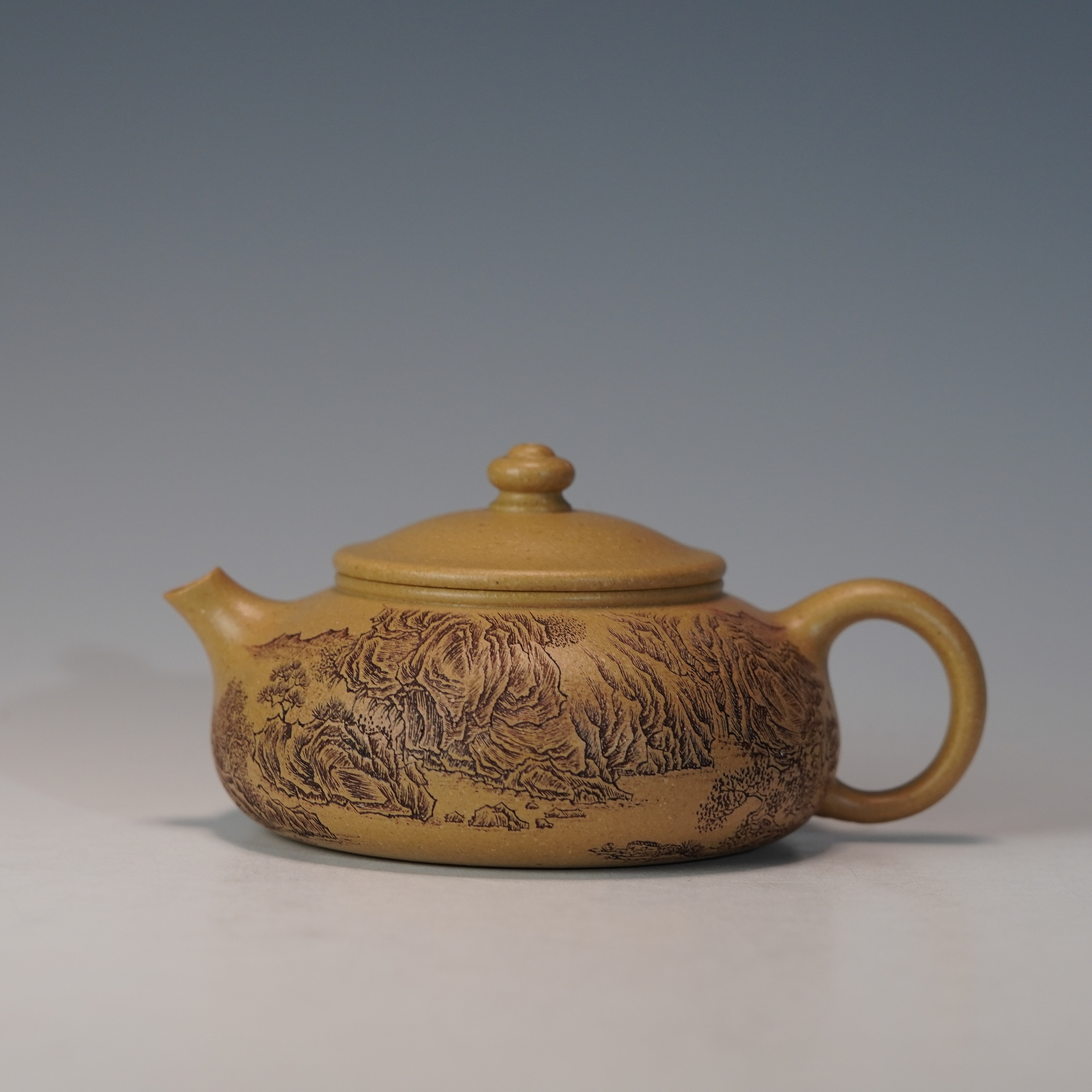 lot.22581 文人范藏器大水潭梨皮绿泥青崖间寒江壶 160cc