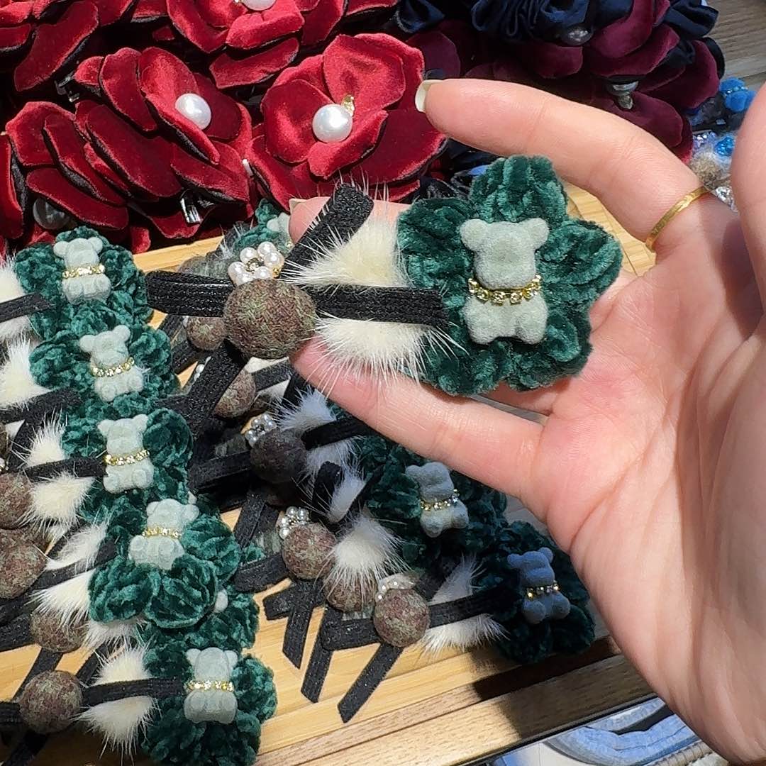 非金属绿色小熊拜拜