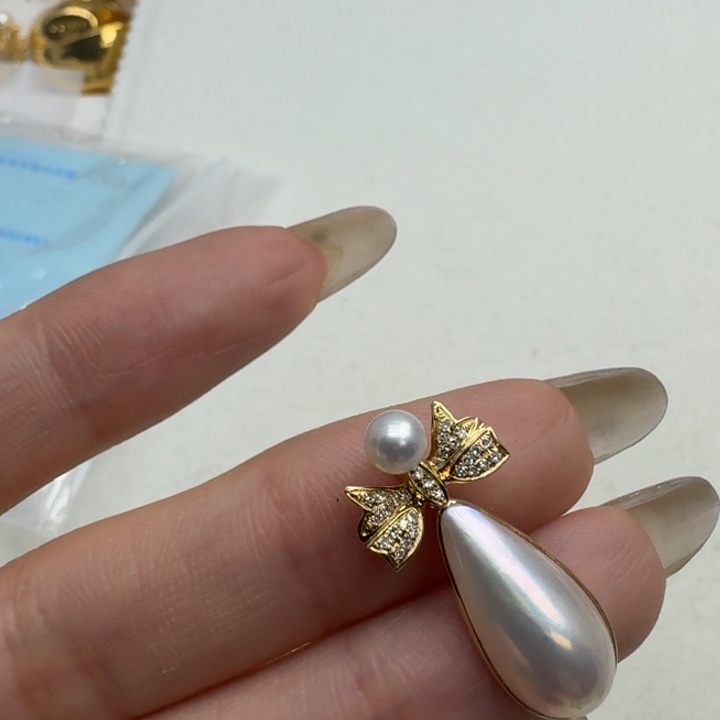 拼合珍珠（马贝珠）颈饰18K金镶嵌