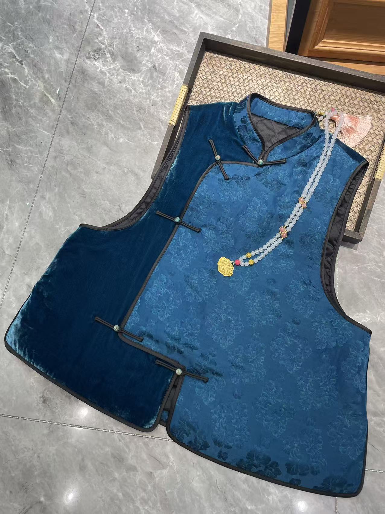 谢美丽-精选【蓝韵】同色系显白拼接马甲