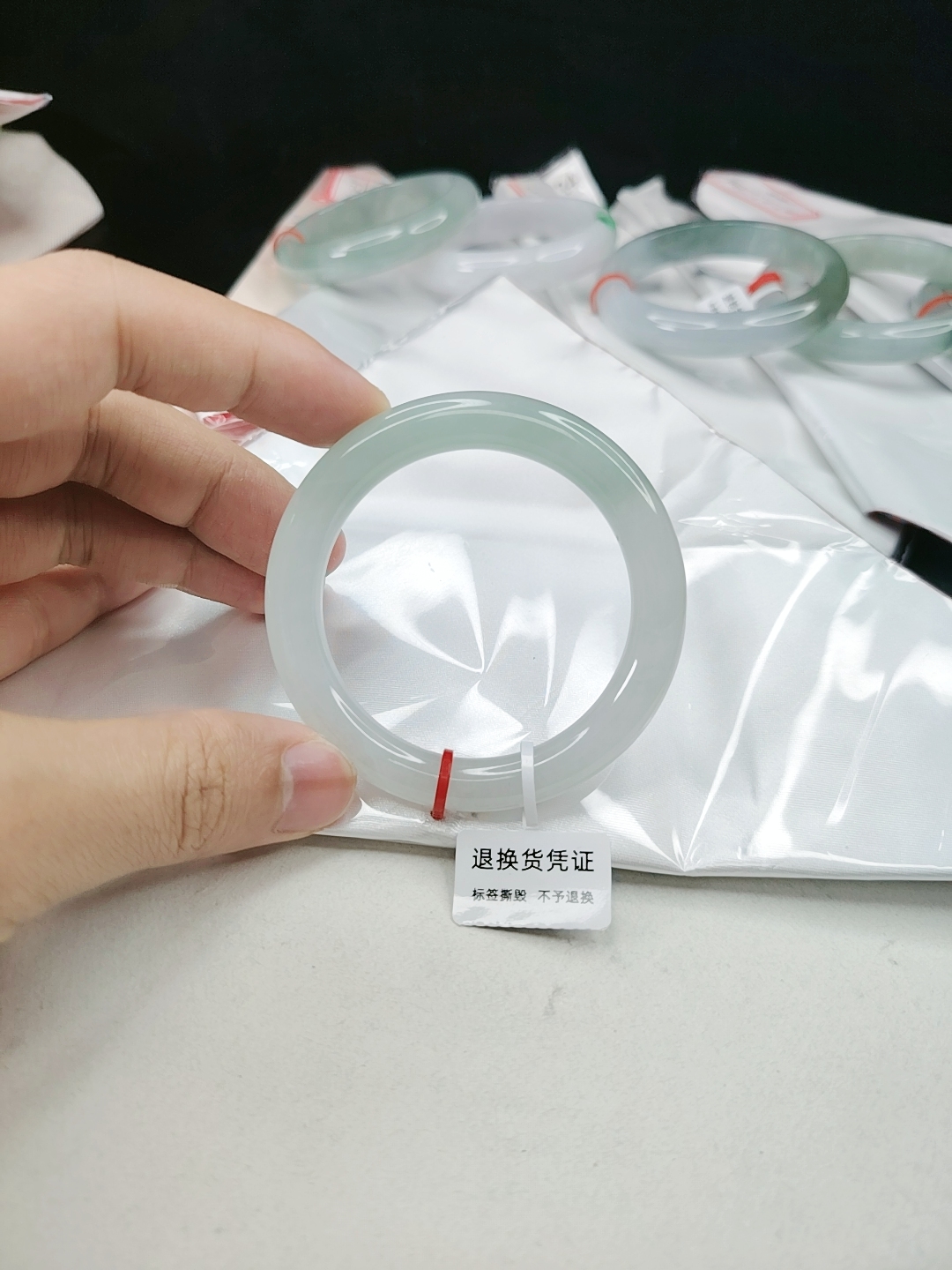 美人镯50.2圈口，冰种半山水型种老一抹甜绿，天然缅甸翡翠手镯A货