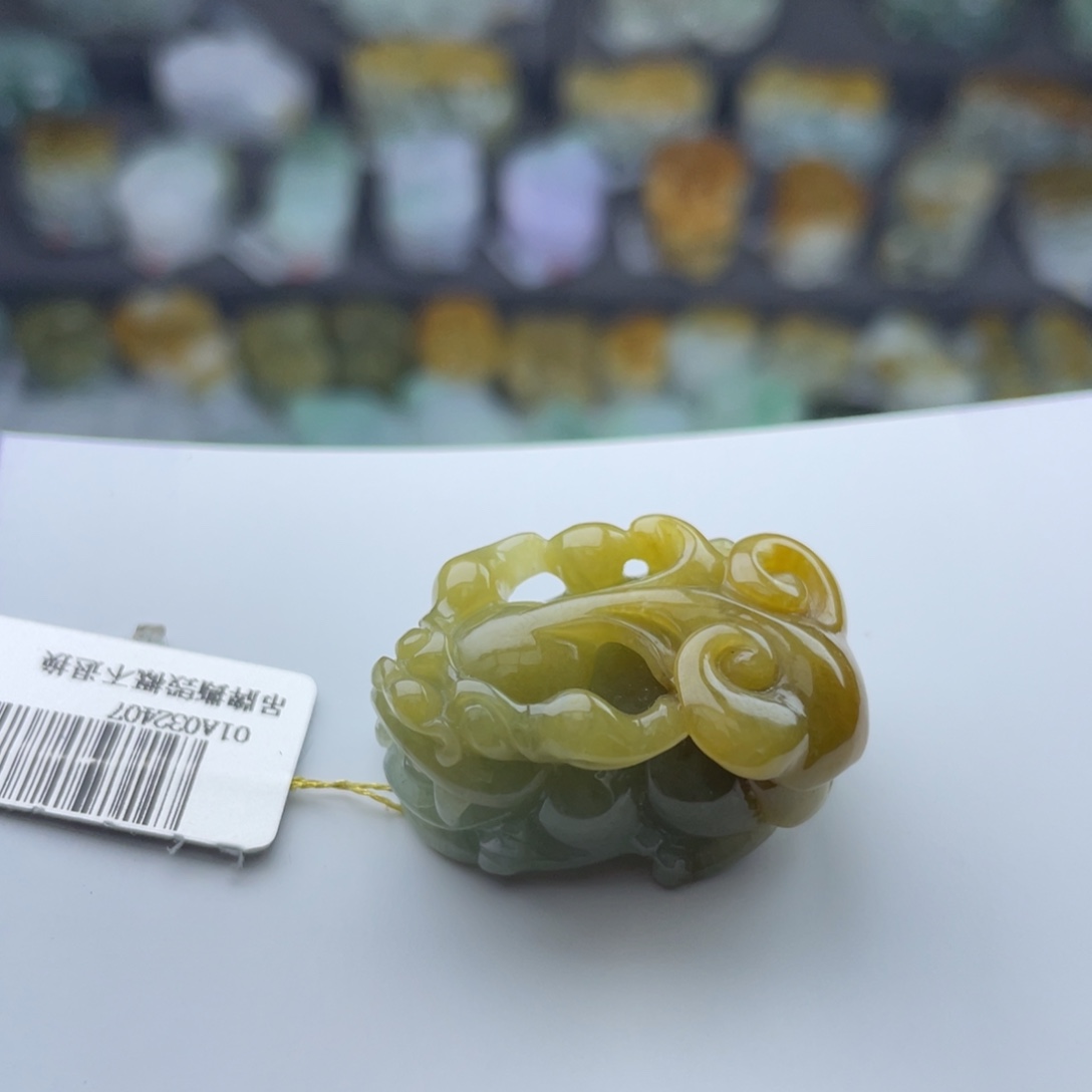 翡翠未镶嵌颈饰貔貅