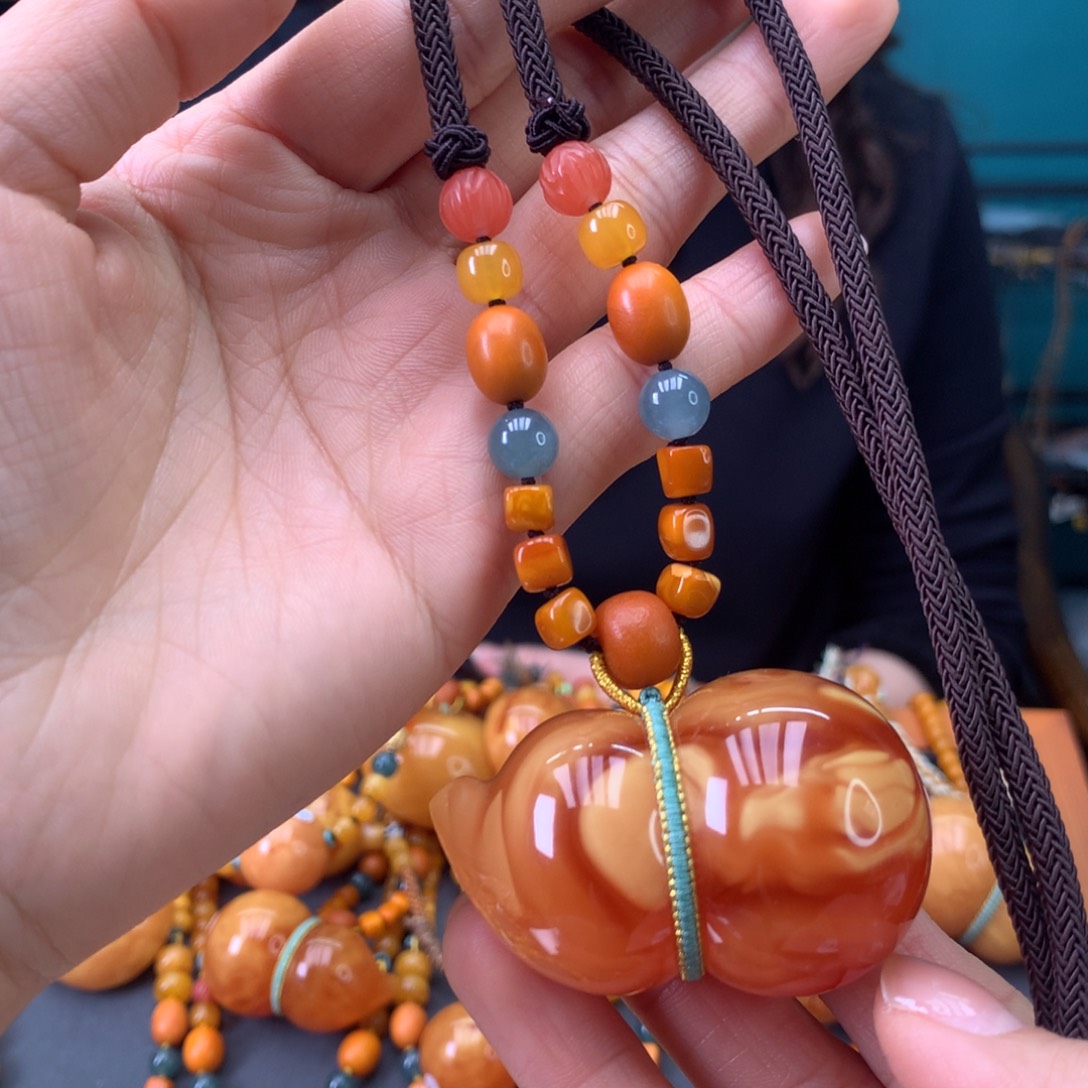 蜜蜡未镶嵌颈饰葫芦