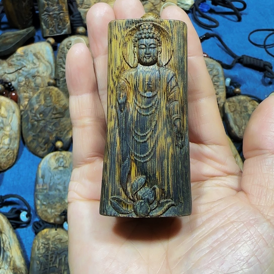 潼***)沉香碎屑沉香海南白奇乌身老料大日如来生肖羊带绳39