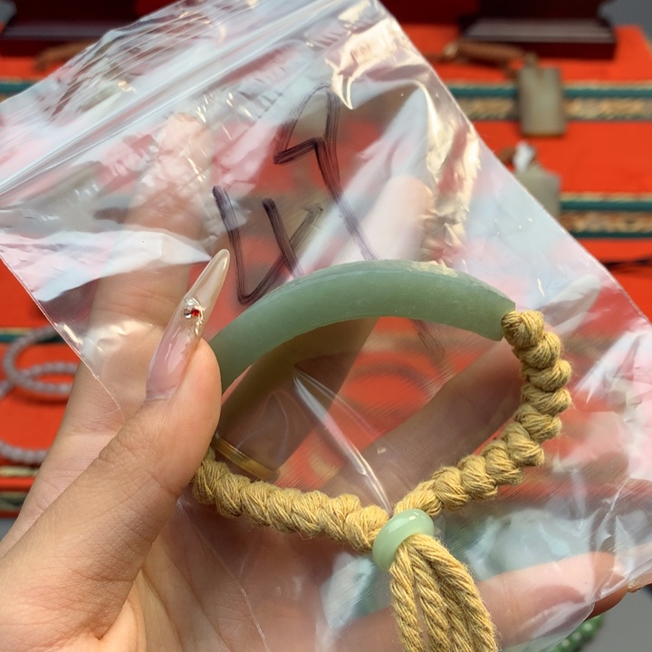 和田玉（糖玉）颈饰未镶嵌与***事