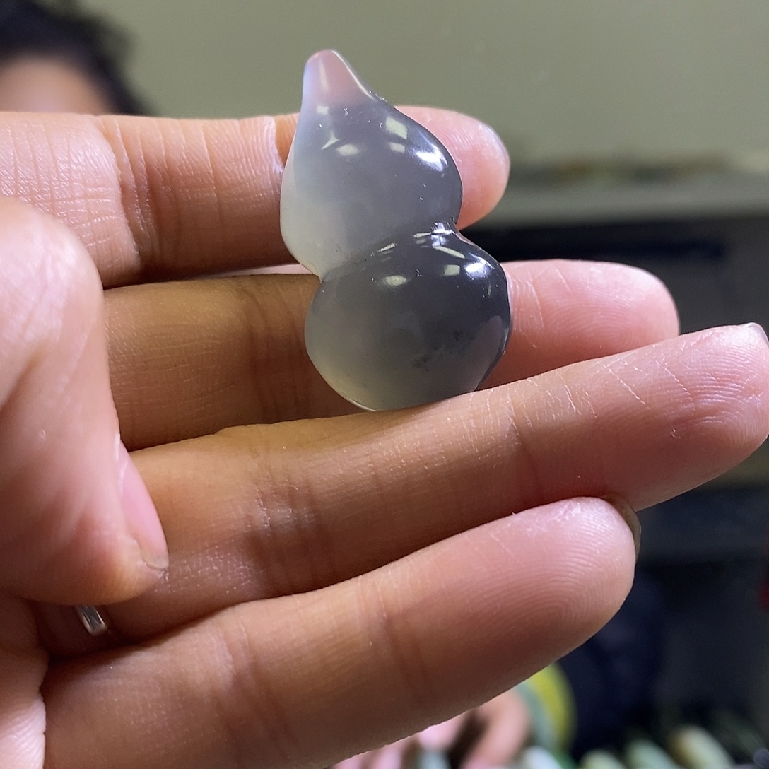 岫玉未镶嵌颈饰一个