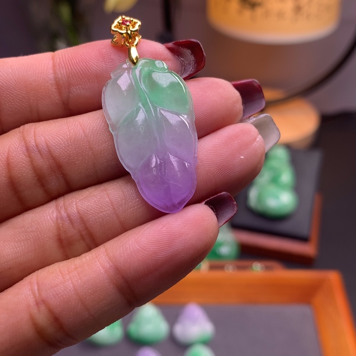 翡翠吊坠(赠链)未镶嵌
