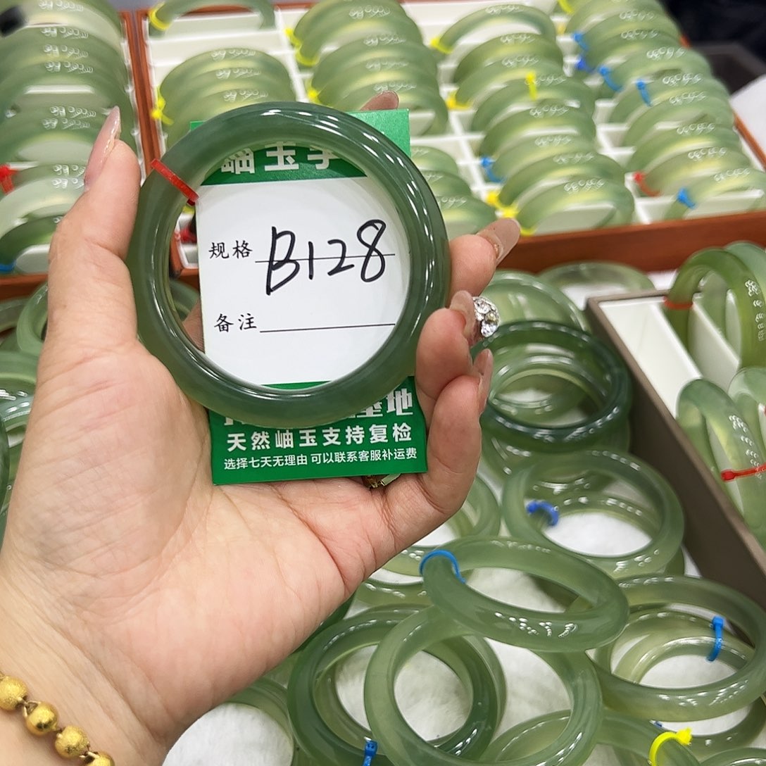 朱***善蛇纹石玉未镶嵌手镯