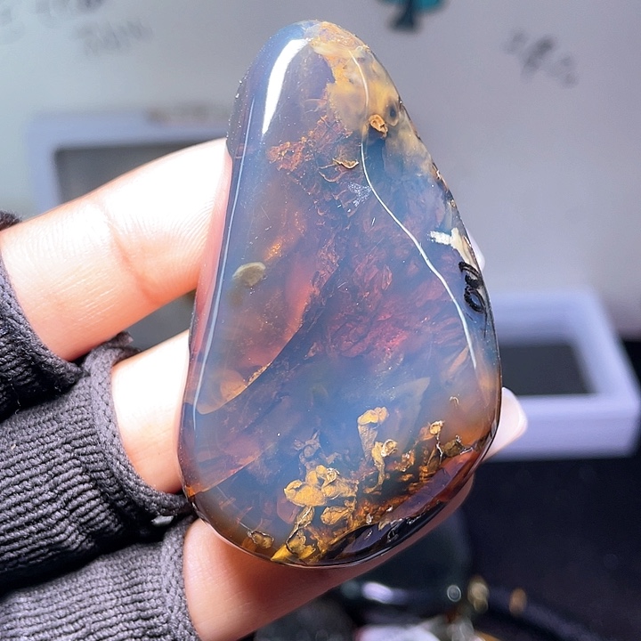 琥珀裸石未镶嵌？