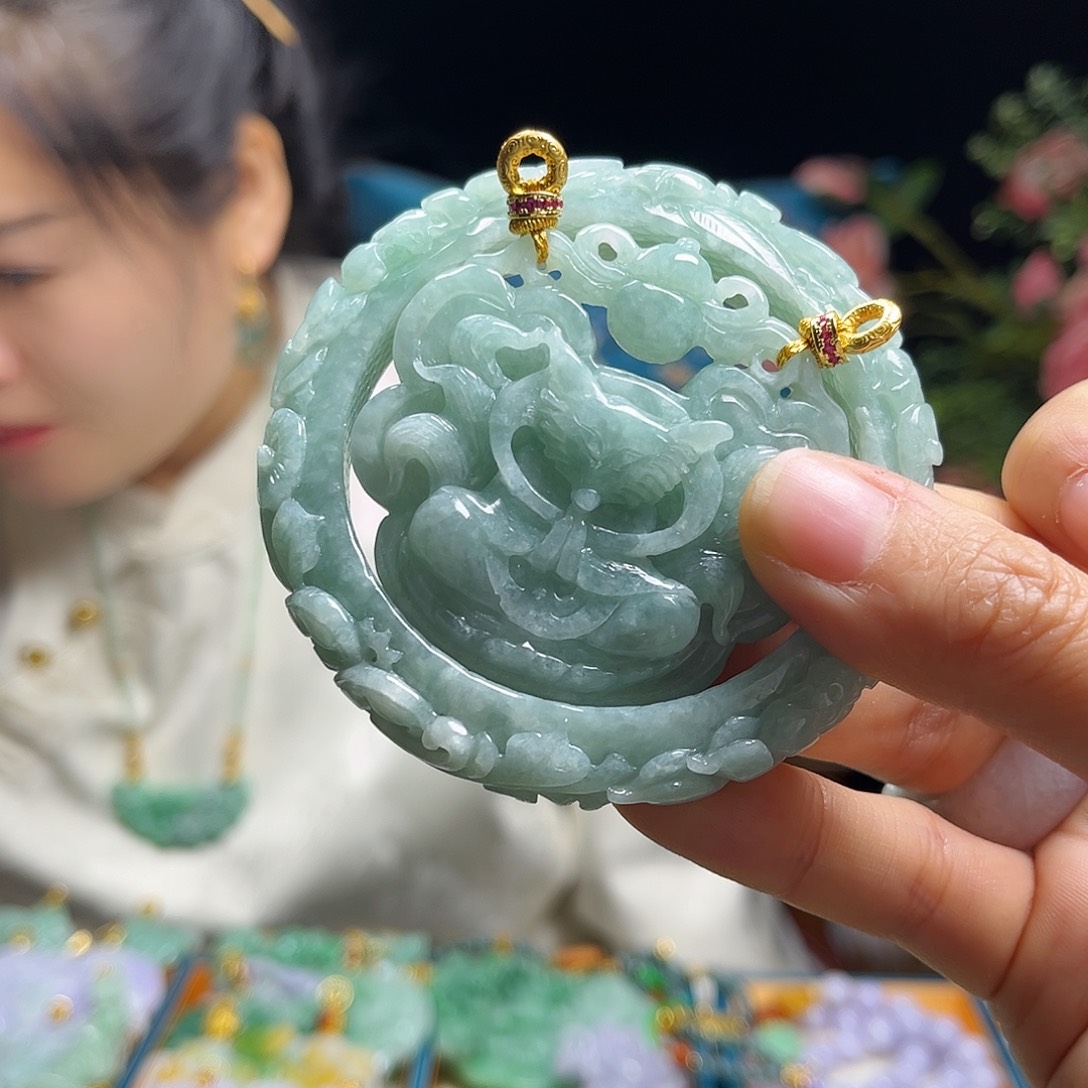 翡翠颈饰未镶嵌套镯