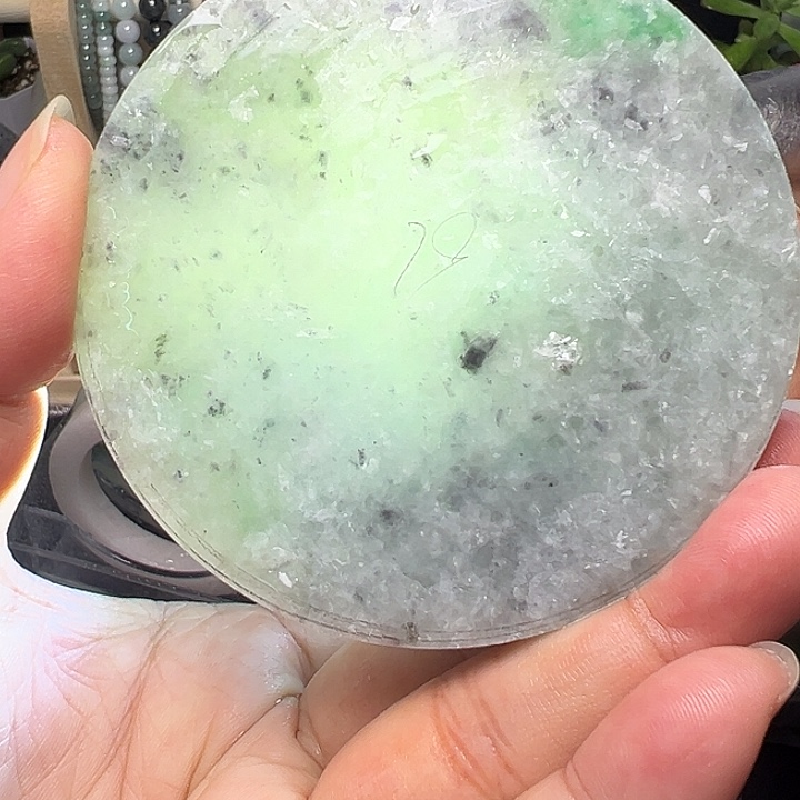 定制翡翠未镶嵌淡绿底冰乌鸡