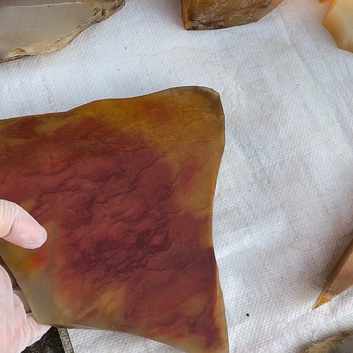 石英质玉（黄龙玉）未镶嵌颈饰