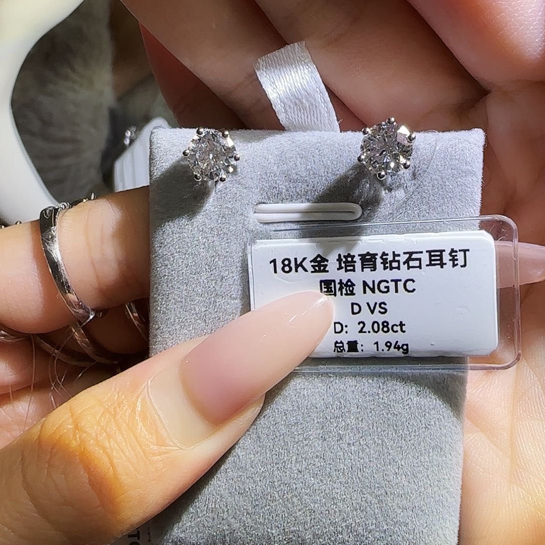 实验室培育钻石18K金镶嵌一**光耳钉
