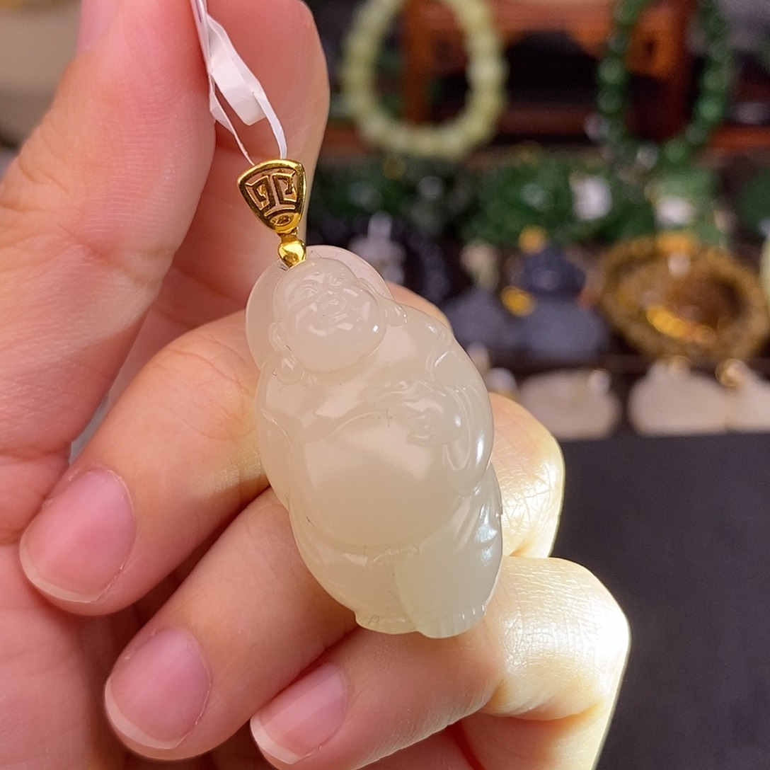 和田玉熟藕粉脂膏清货价18.K金吊坠逍遥佛未镶嵌