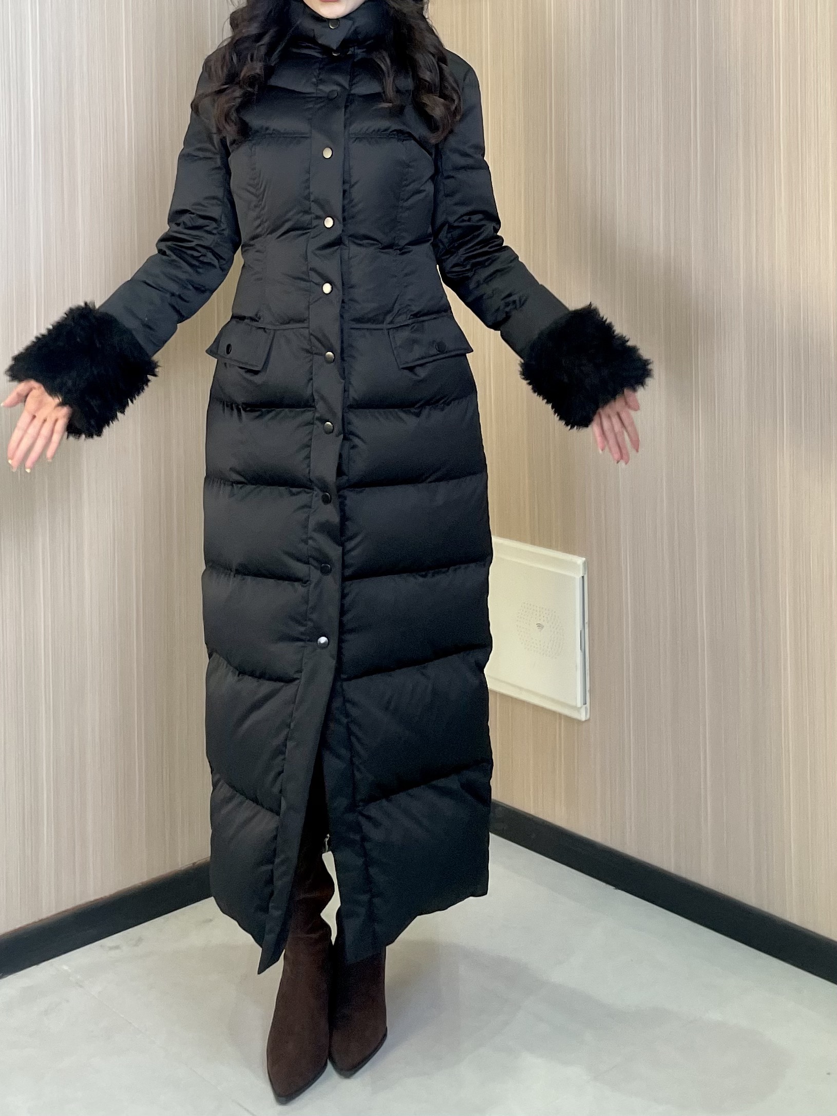 2025冬季长款收腰拼接女纯色欧美风长袖黑色网红羽绒服