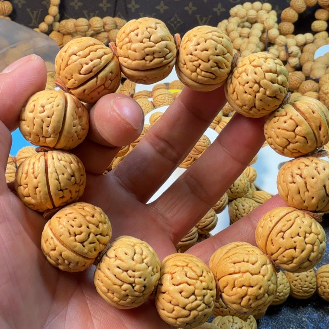 刘***豪桃核吊坠肌肉手串