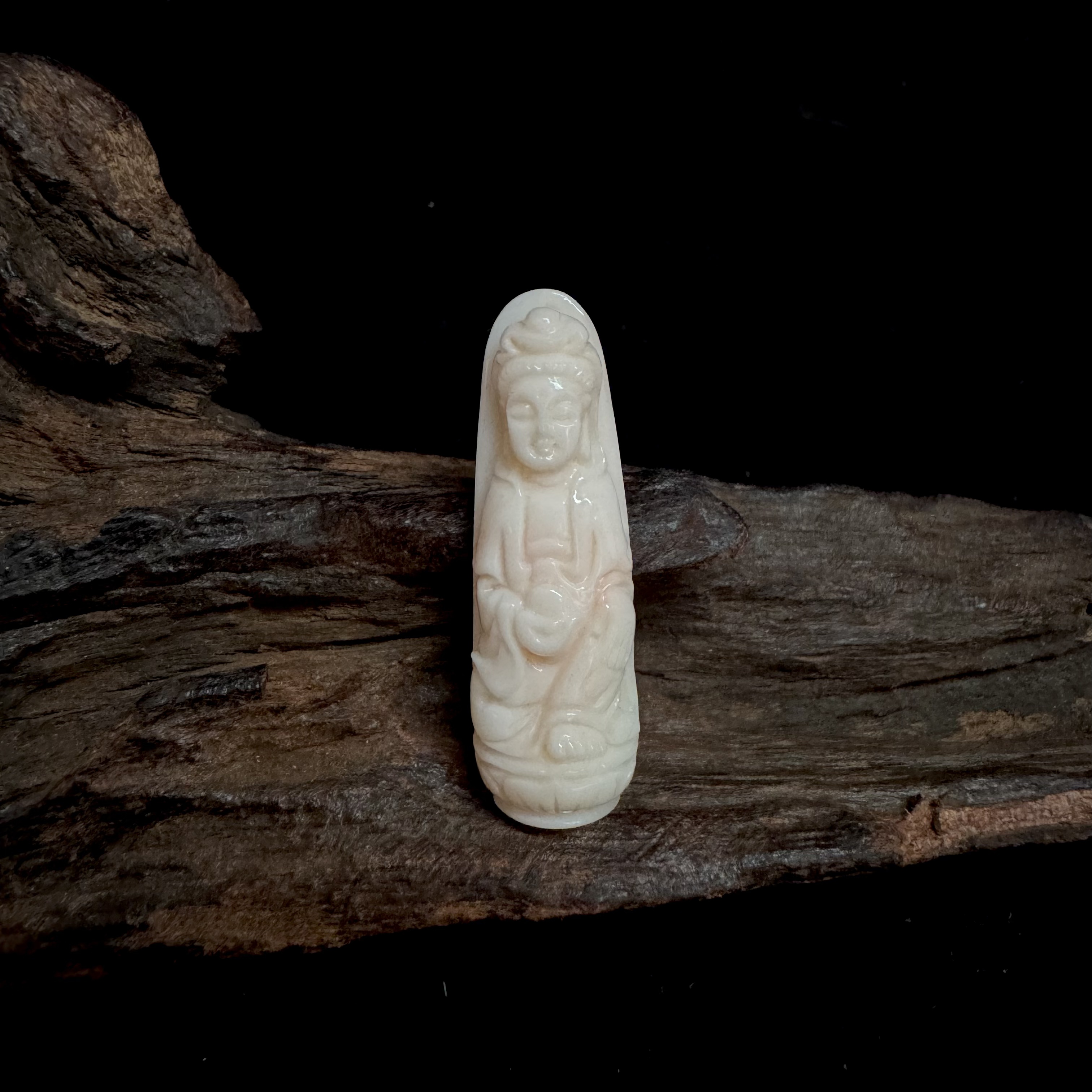 碧海丹心-天然MOMO红珊瑚观音雕刻件-06011