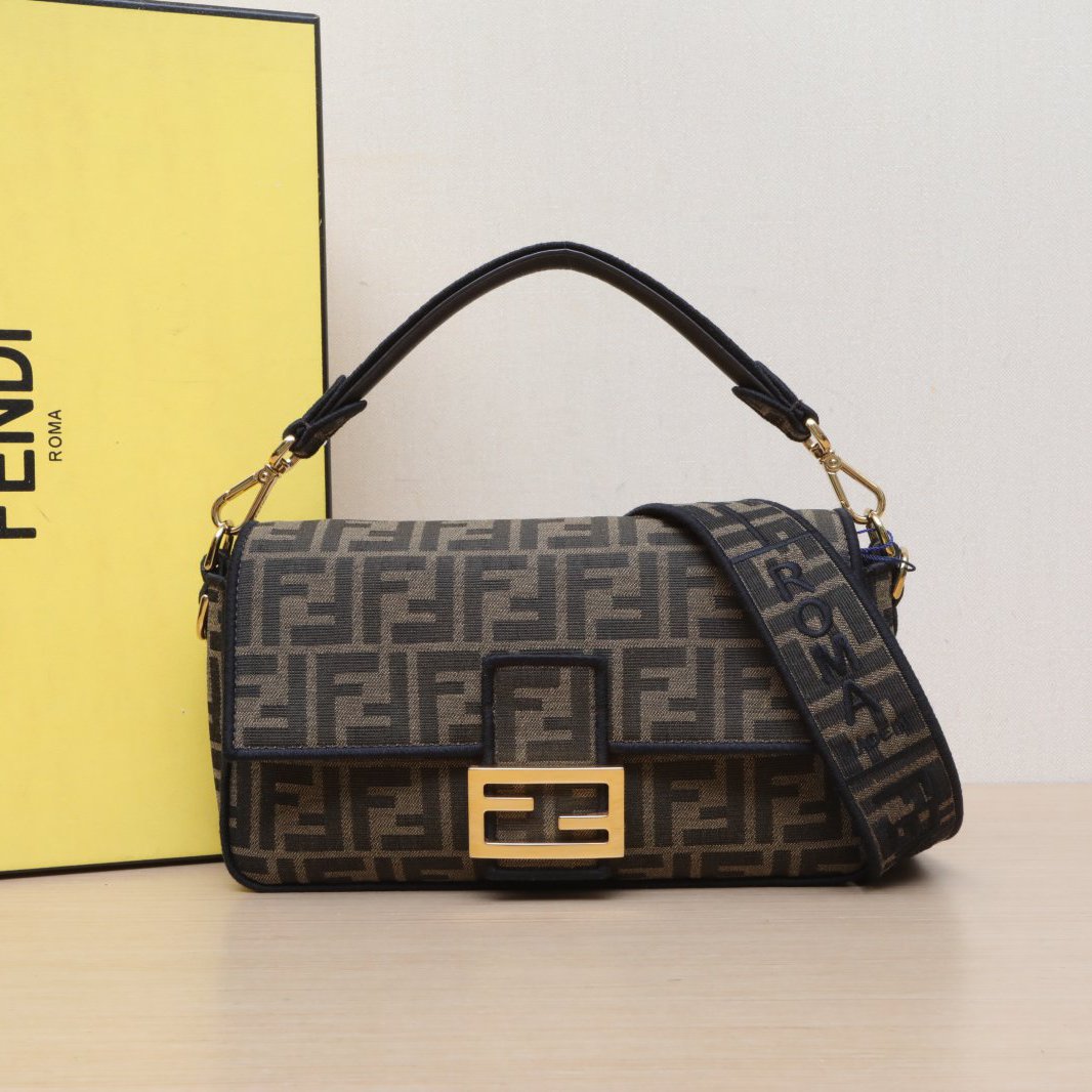 95新 FENDI/芬迪 【娇】Baguette 法棍包 中号 老花 094035