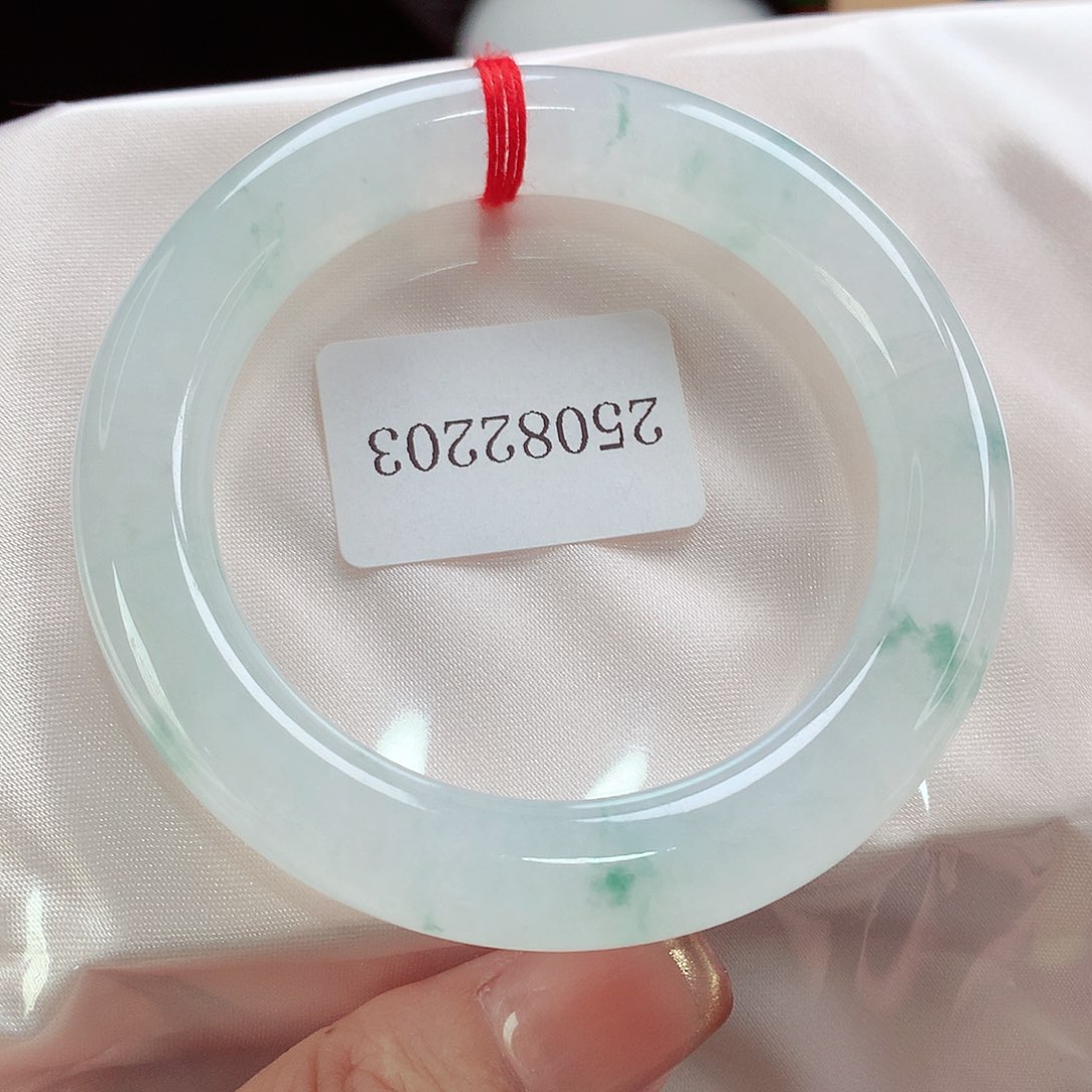 未镶嵌手镯（圆镯）翡翠天然a货翡翠