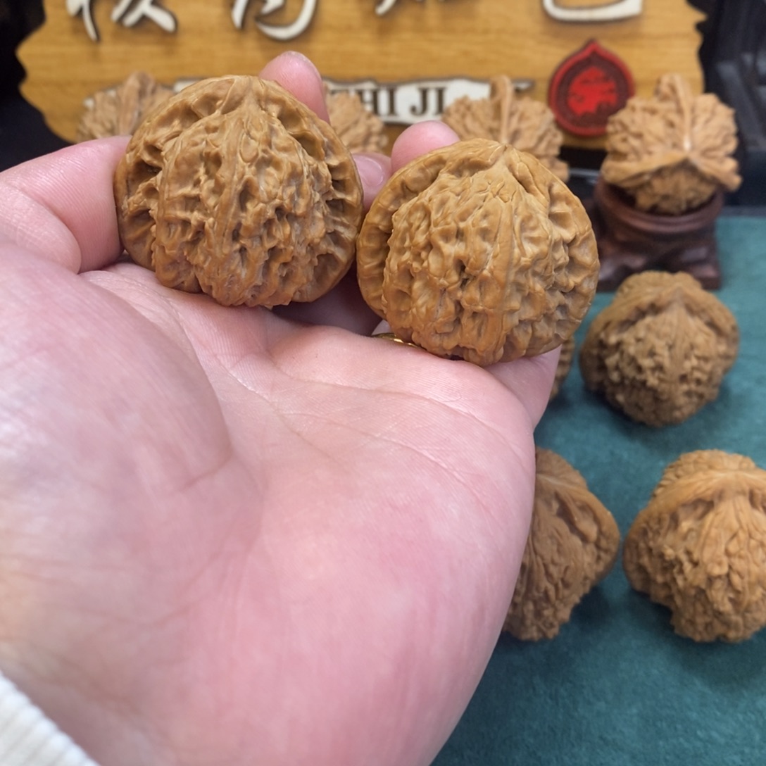 文玩核桃把件三角白40全品