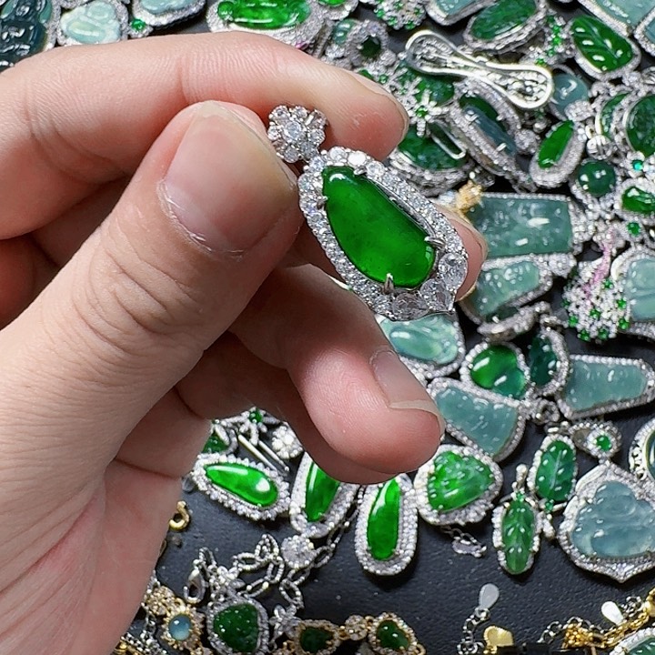 翡翠颈饰未镶嵌天然A货翡翠放漏