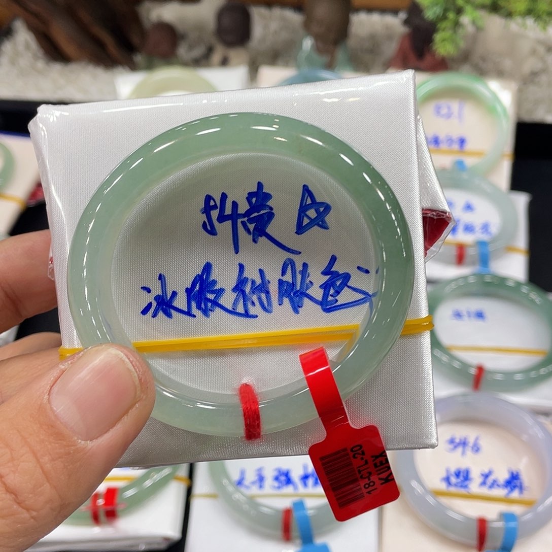 翡翠手镯未镶嵌缅甸