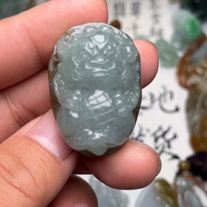 翡翠未镶嵌颈饰貔貅