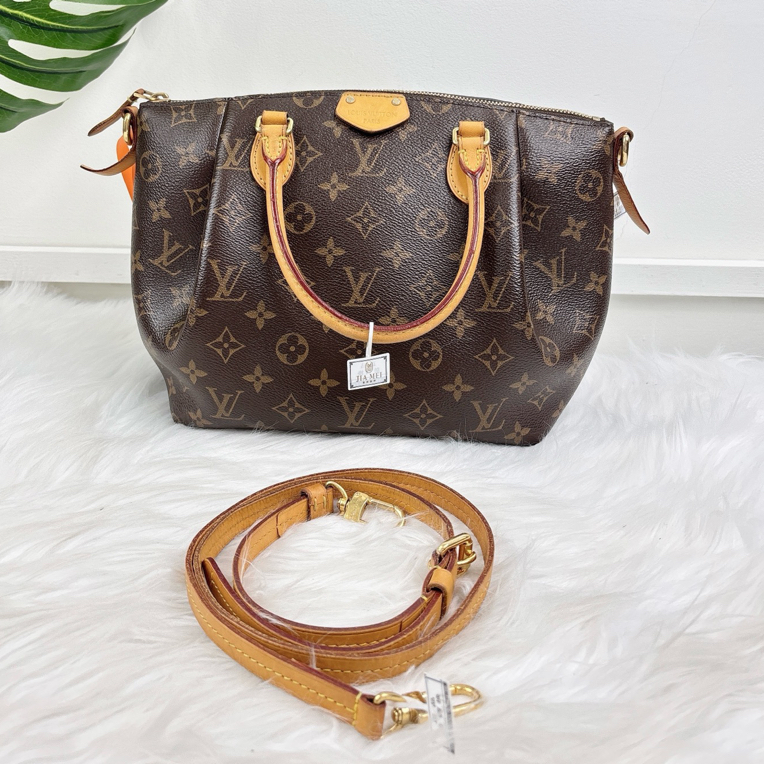 95新 LouisVuitton/路易威登 Turenne老花小号饺子包，编码15年，