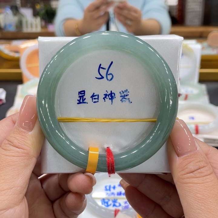 翡翠手镯未镶嵌翡翠