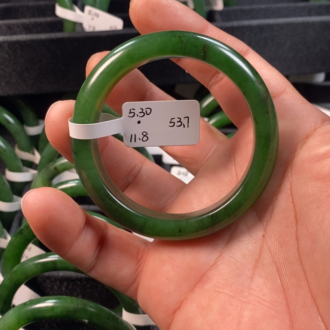 茉***妈和田玉（碧玉）未镶嵌手镯有内裂