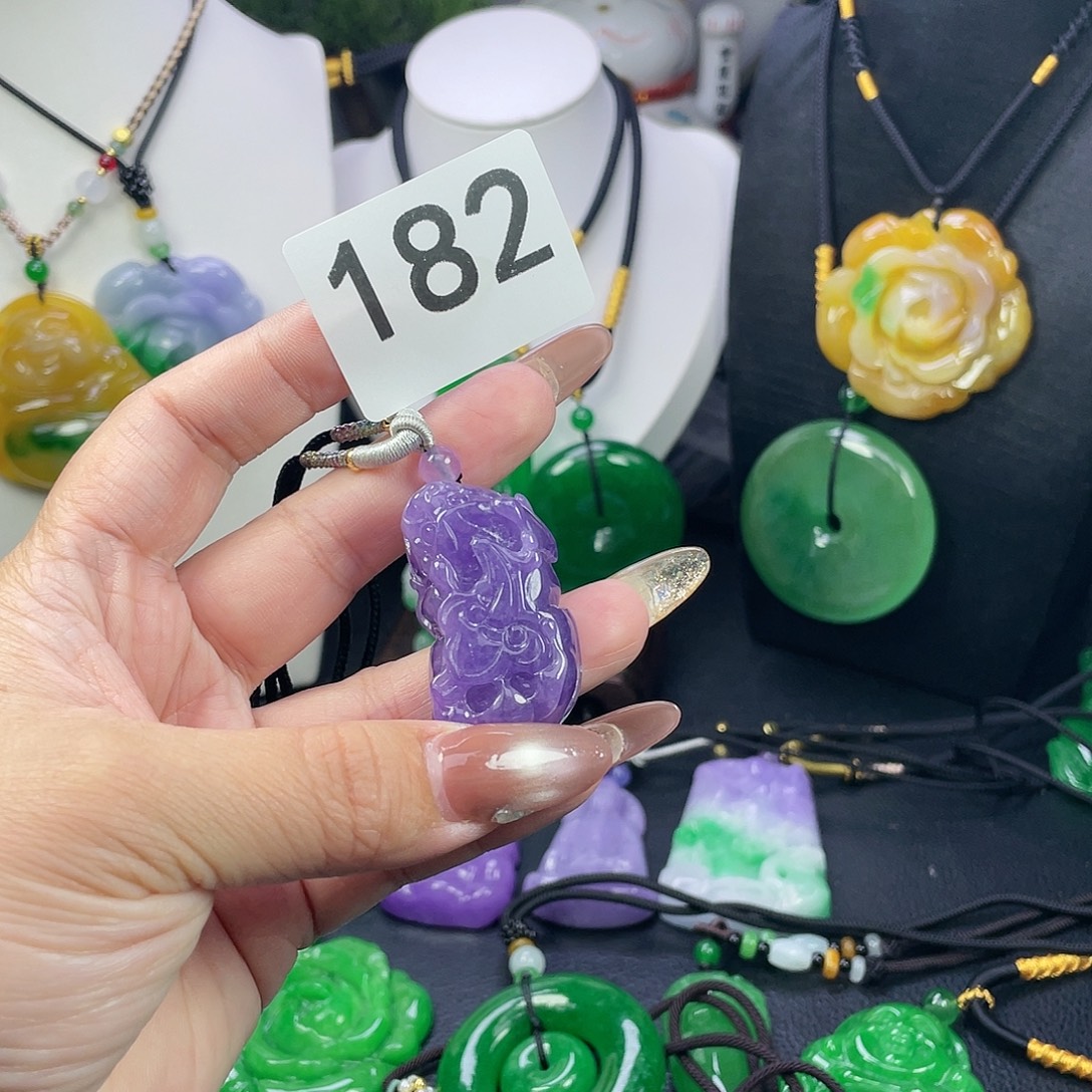 翡翠未镶嵌吊坠(赠链)